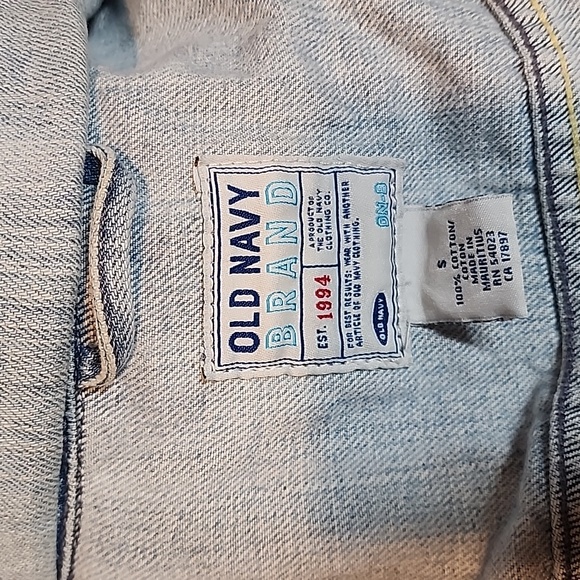 Old navy light denim distressed jacket w contrast stitching and - Picture 7 of 8